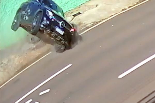 Câmera flagra Mercedes capotando após colisão com HB20 no Centro de Cascavel