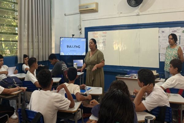 Combate ao bullying: alunos de colégio estadual criam música e videoclipe para conscientização