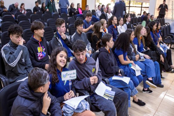 Jovens em capacitação profissional do Projeto Pescar conhecem a Câmara Municipal