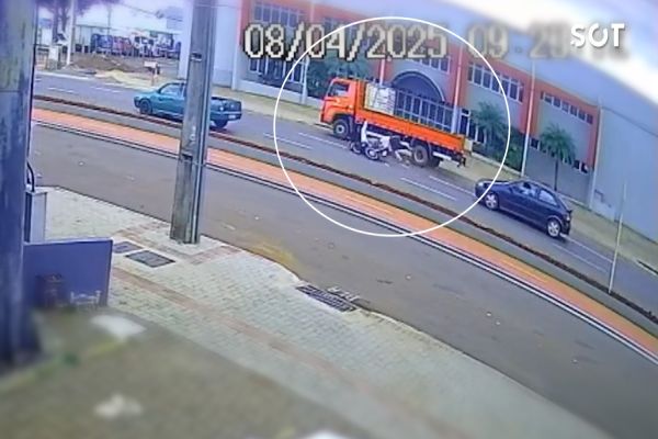 Jovem de 24 anos fica ferido após colisão com caminhão na Avenida Carlos Gomes em Cascavel