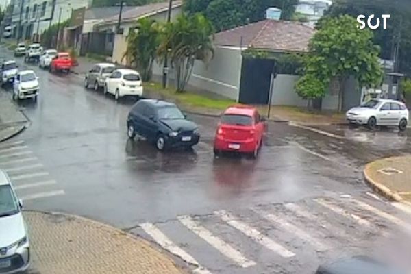 Colisão entre Ford Ka e Gol interdita cruzamento e deixa duas mulheres feridas em Cascavel