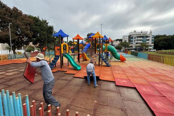 Infra dá início à reforma de piso do parque infantil do Diva Paim Barth de Toledo