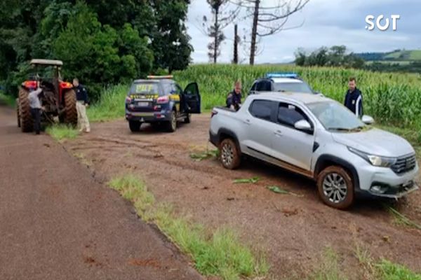 Imagem referente a notícia: Condutor foge da PRF e abandona veículo carregado com cigarros eletrônicos em milharal no oeste do Paraná