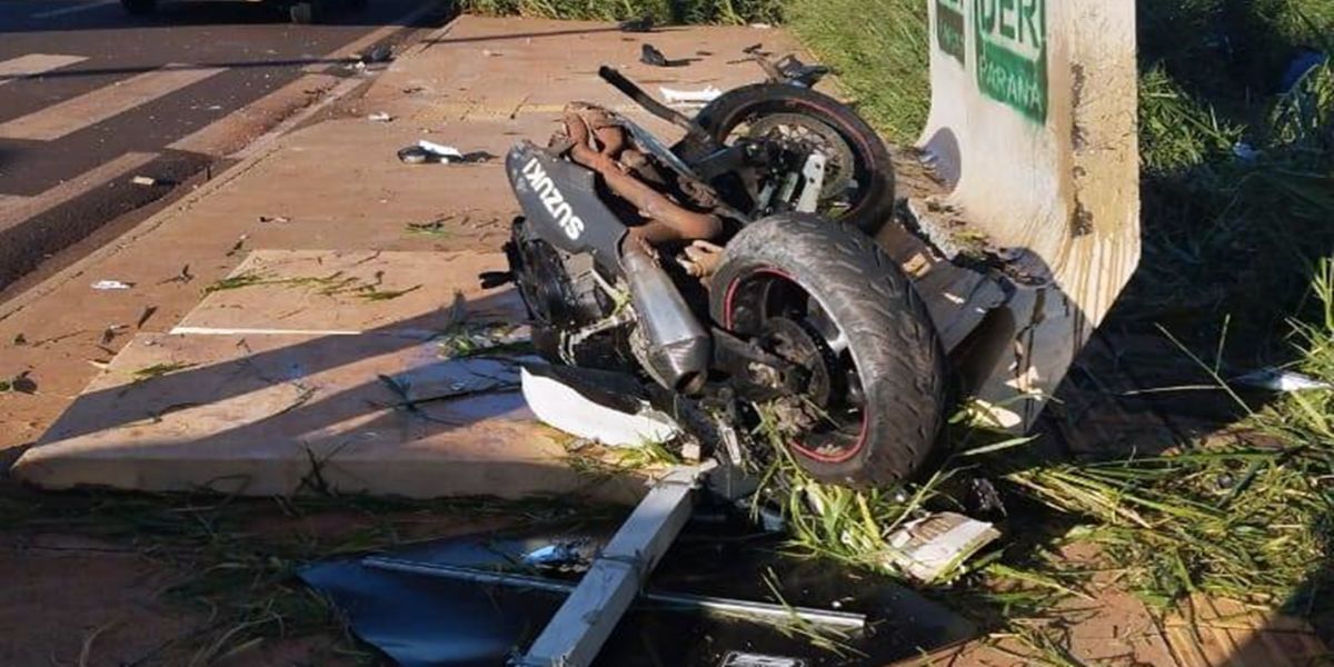 Motocicleta colide com ponto de ônibus e deixa dois feridos na PR-317