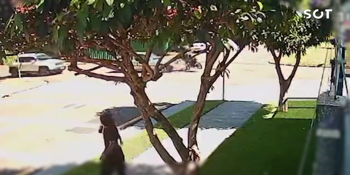 Câmera flagra colisão entre carro e moto no Bairro Coqueiral, em Cascavel