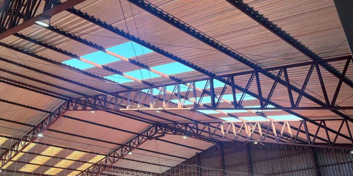 Ginásio de Esportes do Bairro São Cristóvão recebe revitalização no telhado