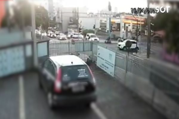 Imagens de câmera de segurança registram colisão entre três veículos em cruzamento movimentado de Cascavel