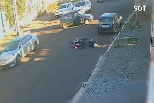 Motociclista é arremessado após colisão durante retorno de carro em via movimentada de Cascavel