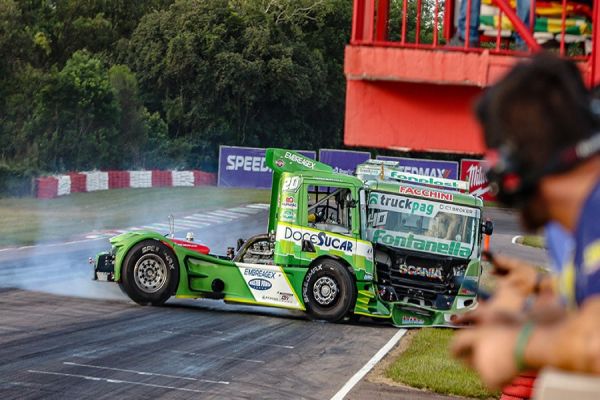 Muffato é o melhor da Fórmula Truck em Guaporé mesmo com acidente espetacular