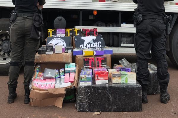 Polícia Civil apreende caminhão com carga de cigarros eletrônicos escondidos em meio a cebolas