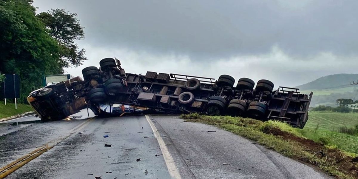 Colisão entre carreta e carro destrói veículos e deixa feridos graves na BR-277 em Guaraniaçu