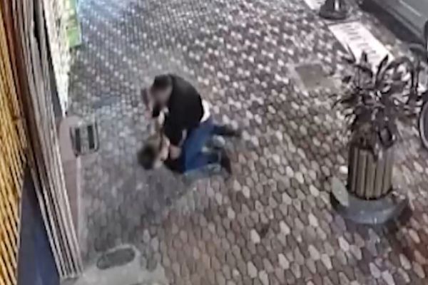 Confusão no Centro de Cascavel termina com dois feridos a facadas após desentendimento entre moradores