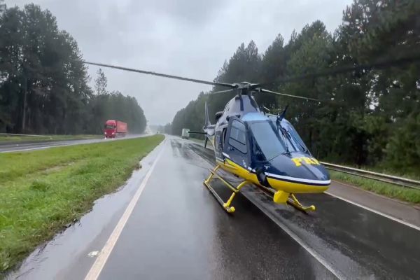 Grave acidente com capotamento interdita BR-116 em Piraquara e mobiliza resgate aéreo