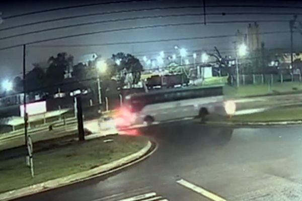 Mulher morre em grave colisão entre carro e ônibus no Trevo da Portal em Cascavel