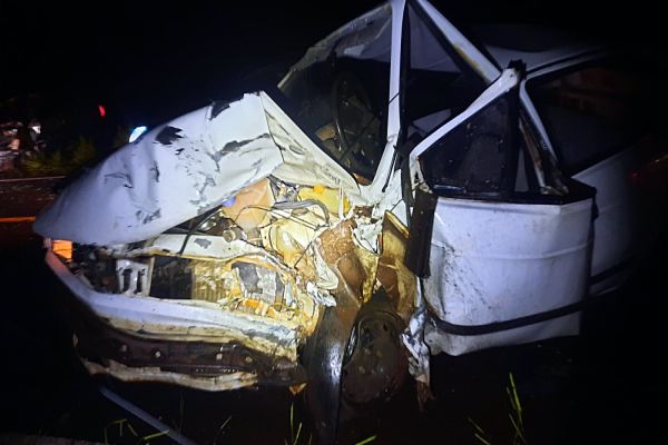 Colisão frontal entre dois carros deixa dois feridos na PR-317, em São José das Palmeiras