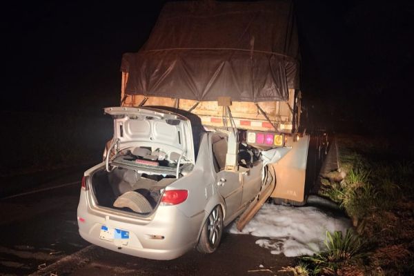Colisão entre carro e carreta deixa motorista gravemente ferido na BR-376