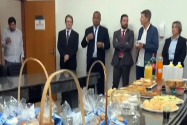 CEMIC oferece café na Câmara em agradecimento a apoio dos vereadores