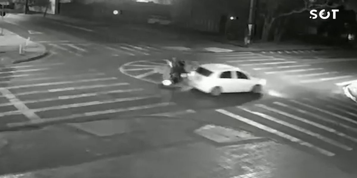 Jovem fica ferido em colisão entre moto e carro em rotatória no Bairro Tropical em Cascavel