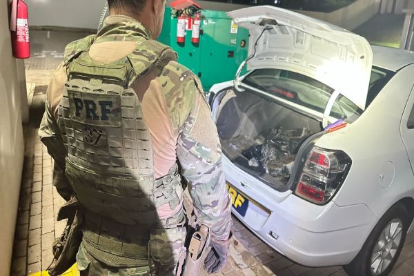 Casal é flagrado transportando mais de 100kg de maconha na BR-163 em Capitão Leônidas Marques