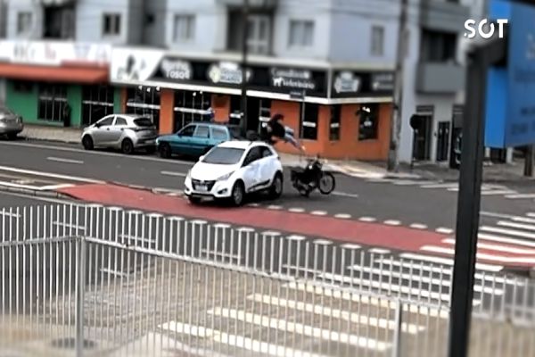 Colisão entre moto e carro deixa jovem ferido em cruzamento movimentado no no bairro Universitário em Cascavel