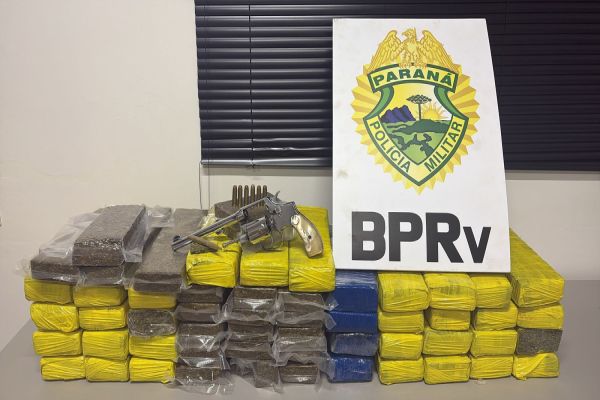 PRF intercepta veículo com 48 kg de maconha e arma de fogo em Santa Tereza do Oeste