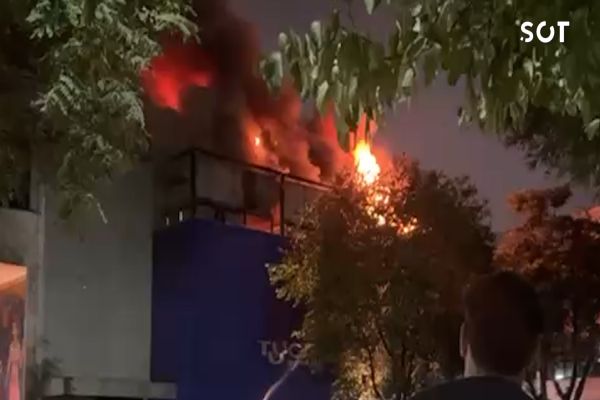 Incêndio de grandes proporções atinge teatro da PUC-PR e provoca correria em Curitiba