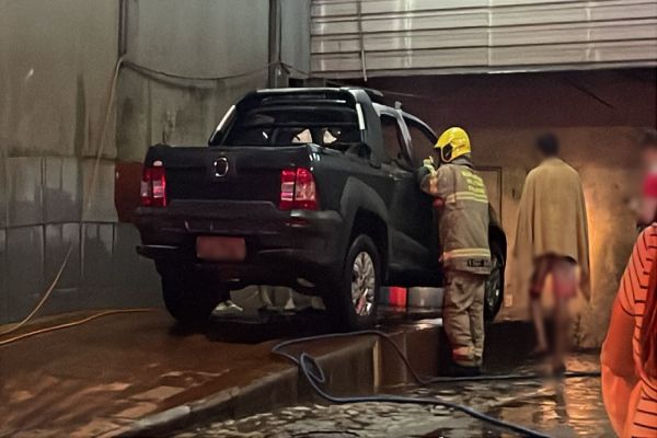Carro estacionado pega fogo no Bairro Brasília em Cascavel