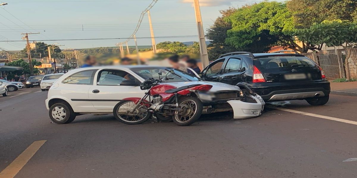 Acidente envolvendo quatro veículos é registrado no Bairro Interlagos, em Cascavel