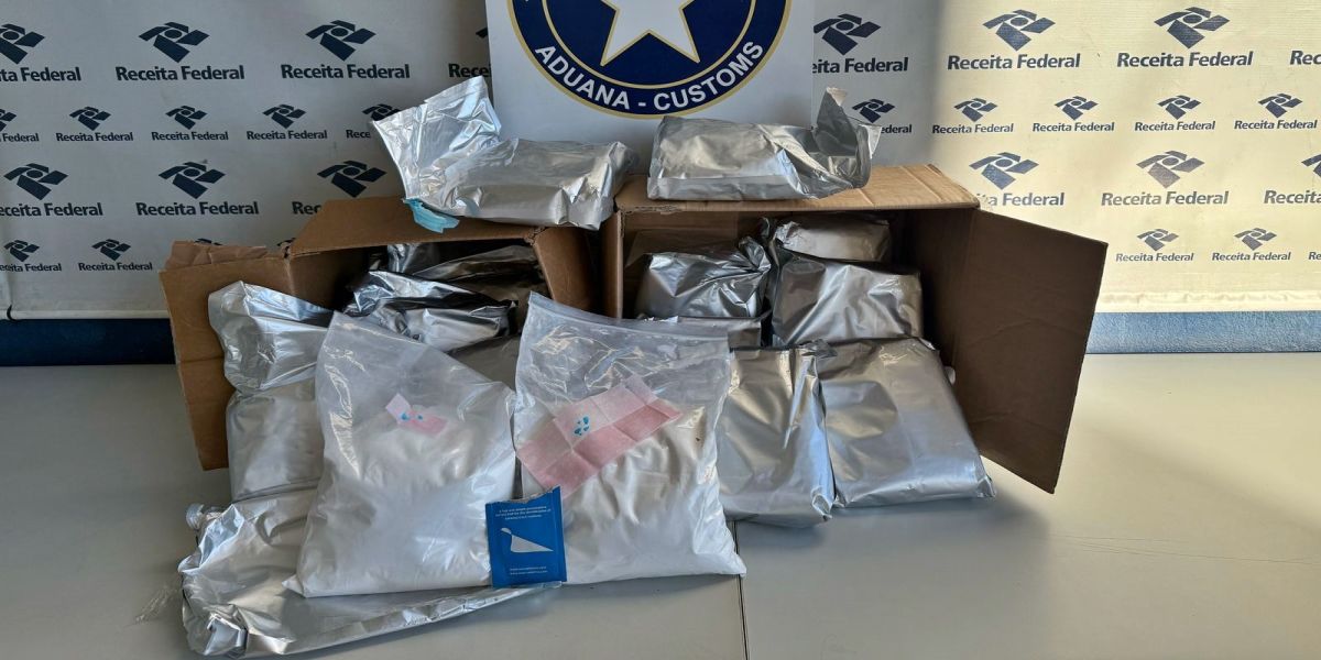 Receita Federal apreende 16 kg de cocaína em transportadora de Cascavel