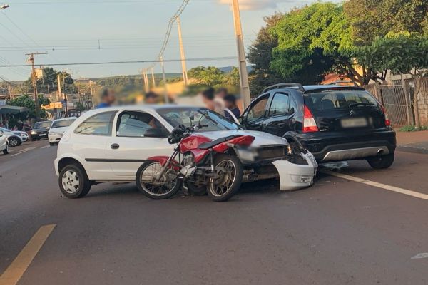 Acidente envolvendo quatro veículos é registrado no Bairro Interlagos, em Cascavel