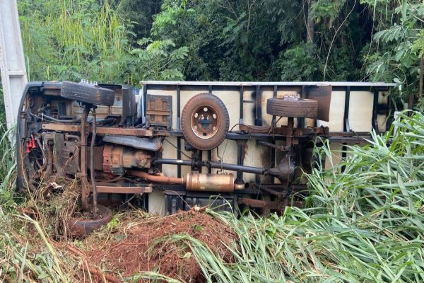 Caminhão de Cascavel tomba após colisão com Fiat Uno na PR-364, em Terra Roxa