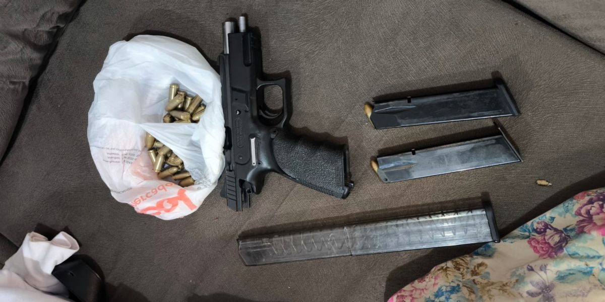 Foragido da Justiça é preso com arma de uso restrito e drogas no centro de Cafelândia