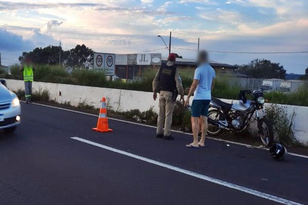 Motociclista fica ferido após colidir com mureta na PRC 467 em Cascavel