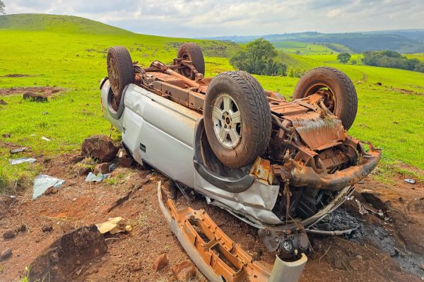S10 capota na PR-317 em Ouro Verde do Oeste e condutor é levado ao hospital