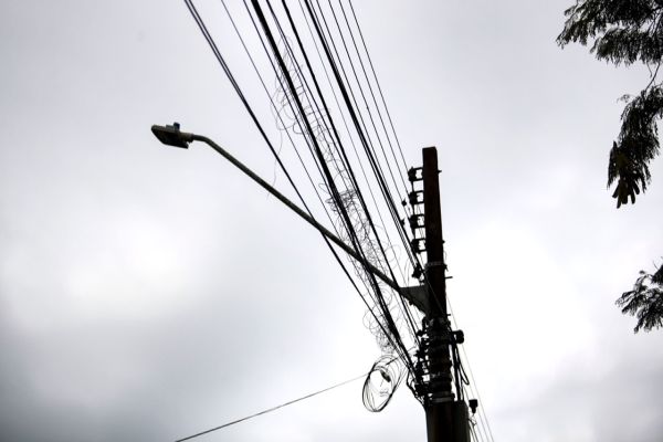 Prefeitura alinha remoção de fios em desuso de postes em Cascavel