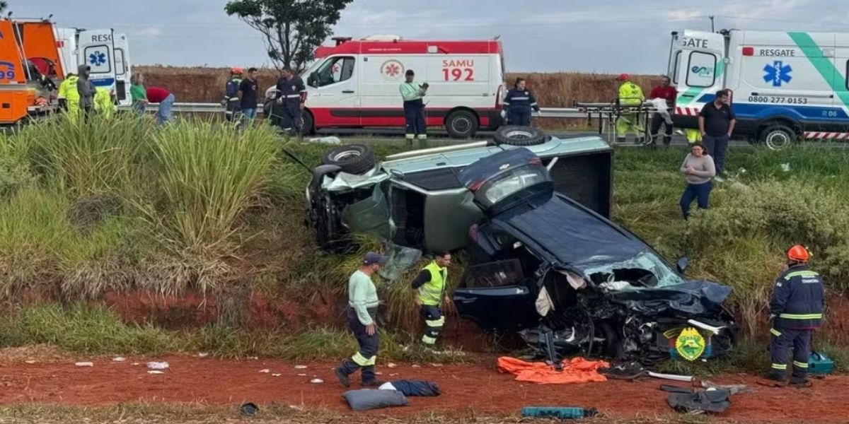 Sete pessoas ficam feridas em colisão frontal na PR-092; Os carros caíram em um barranco