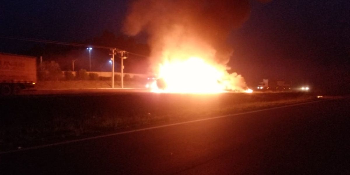 Caminhão pega fogo e interdita BR-376 em Imbaú
