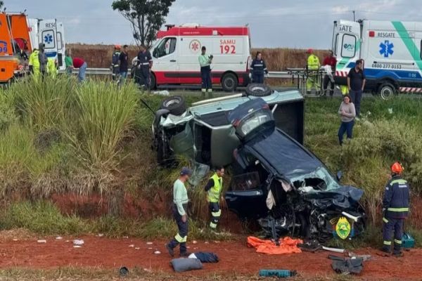 Sete pessoas ficam feridas em colisão frontal na PR-092; Os carros caíram em um barranco