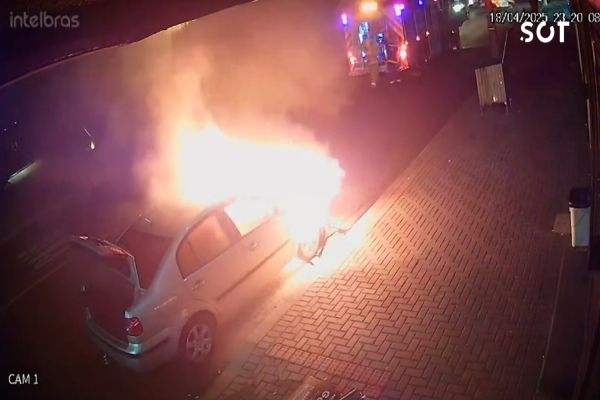 Carro pega fogo em movimento e motorista escapa ileso no centro de Cascavel