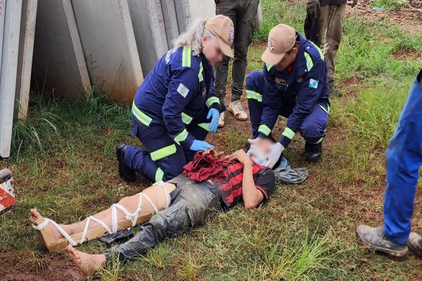 Trabalhador é atingido por placa de concreto durante descarregamento em Corbélia