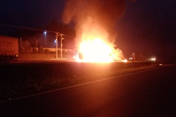 Caminhão pega fogo e interdita BR-376 em Imbaú