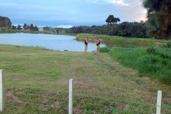 Pai entra em cava para ensinar os filhos a nadar e morre afogado no Paraná