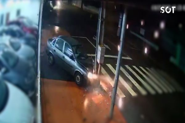 Corsa colide contra poste e motorista fica ferido no bairro São Cristóvão em Cascavel