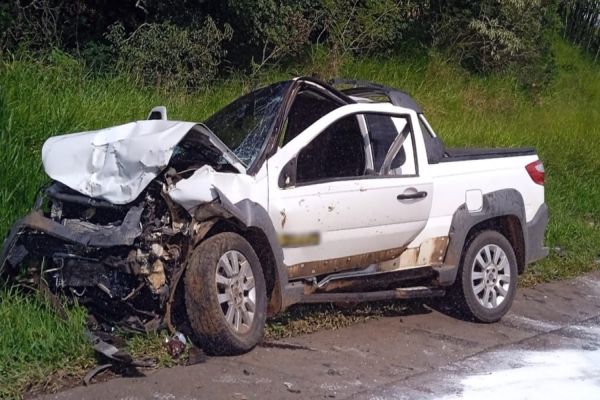 Grave colisão entre duas camionetes deixa feridos na BR-280 em Marmeleiro