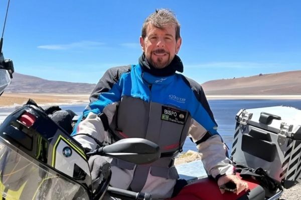 Imagem referente a notícia: Médico paranaense morre em acidente de moto na Argentina durante viagem de aniversário de casamento