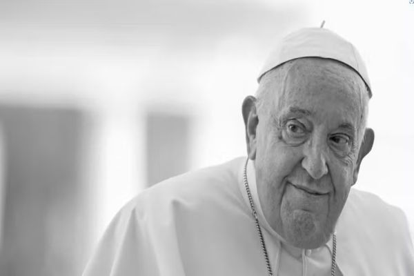 Papa Francisco morre aos 88 anos após complicações respiratórias