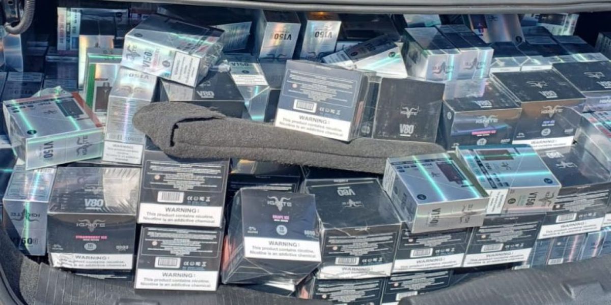 Perseguição termina com abandono de carro lotado de cigarros eletrônicos no Paraná