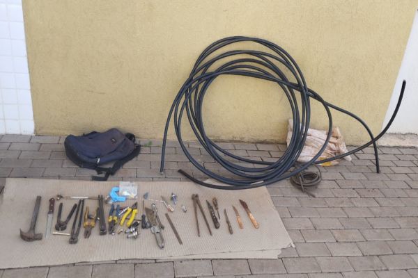 Quatro pessoas são detidas pela GM por furto de fios em Cascavel: Ferramentas e facas estavam com os suspeitos