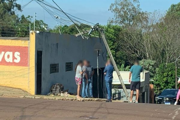 Caminhão se enrosca em poste e estrutura despenca sobre empresa em Cascavel