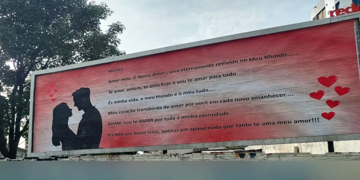 Outdoor com declaração de amor misteriosa intriga moradores de Cascavel